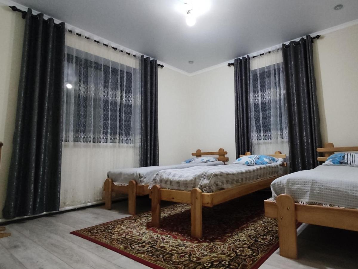 Tuenduek Guest House, Karakol Extérieur photo