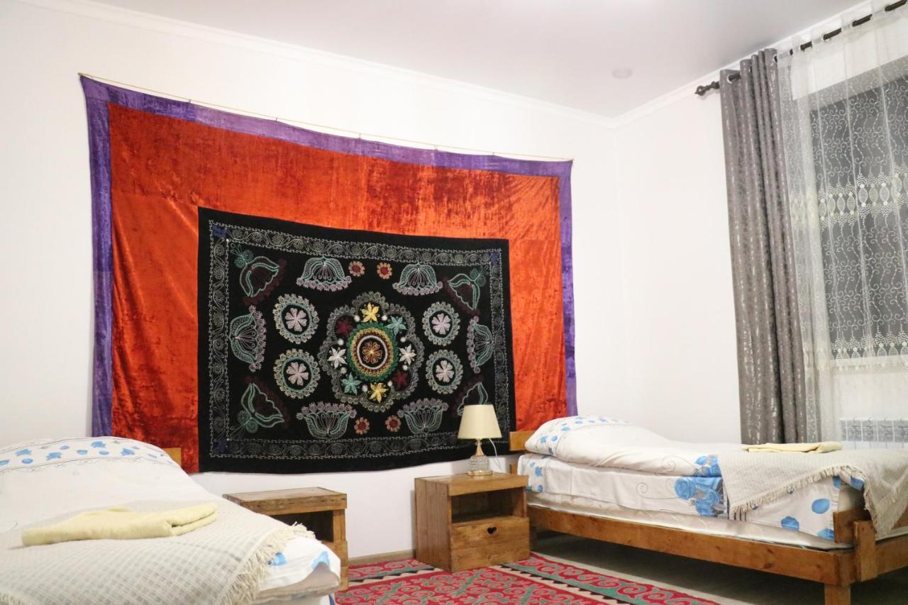 Tuenduek Guest House, Karakol Extérieur photo