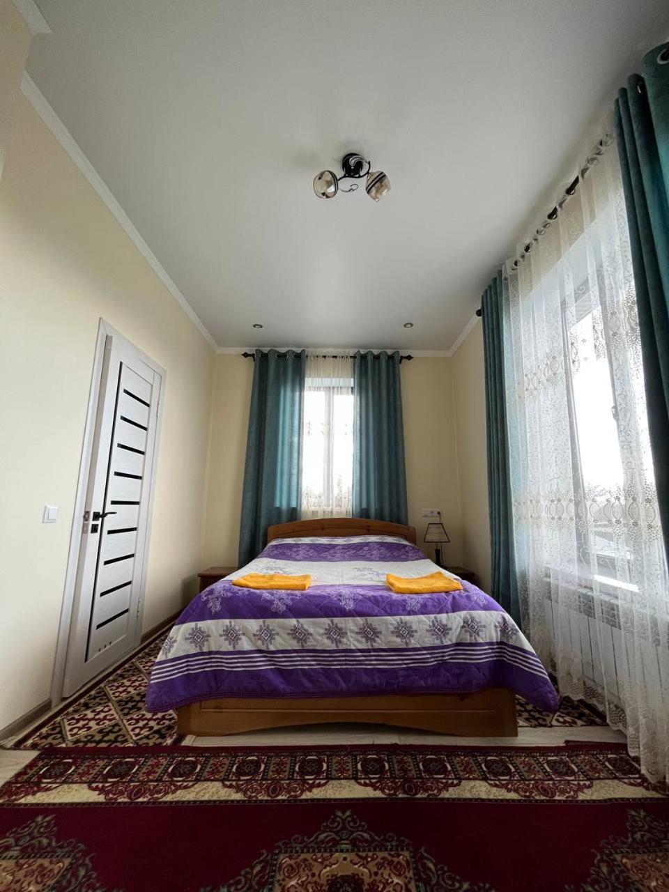 Tuenduek Guest House, Karakol Extérieur photo