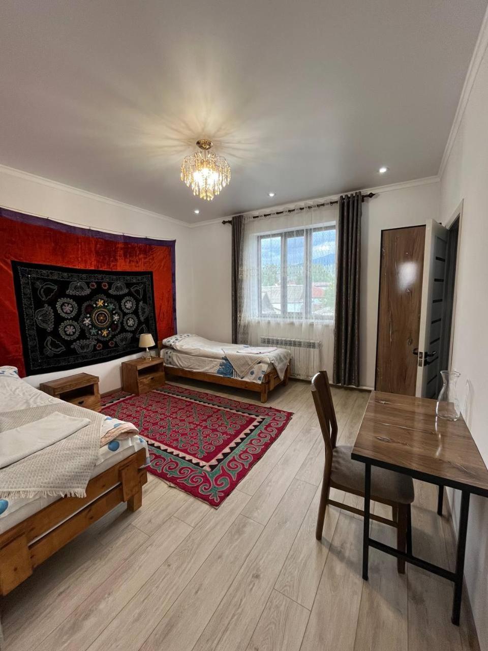 Tuenduek Guest House, Karakol Extérieur photo