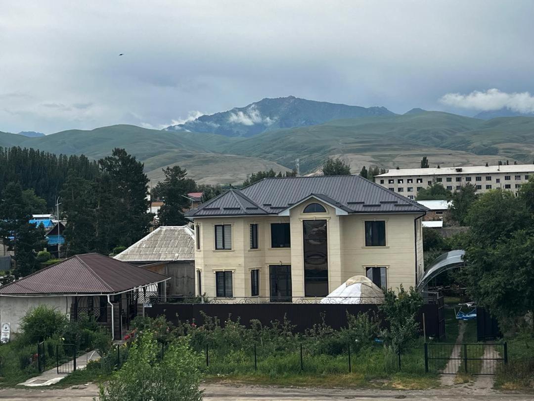 Tuenduek Guest House, Karakol Extérieur photo